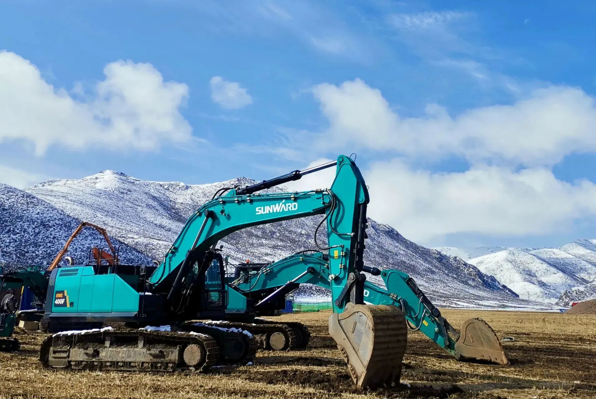 口碑超赞！尊龙凯时ag智能SWE400F挖掘机荣获工程机械明星产品大奖