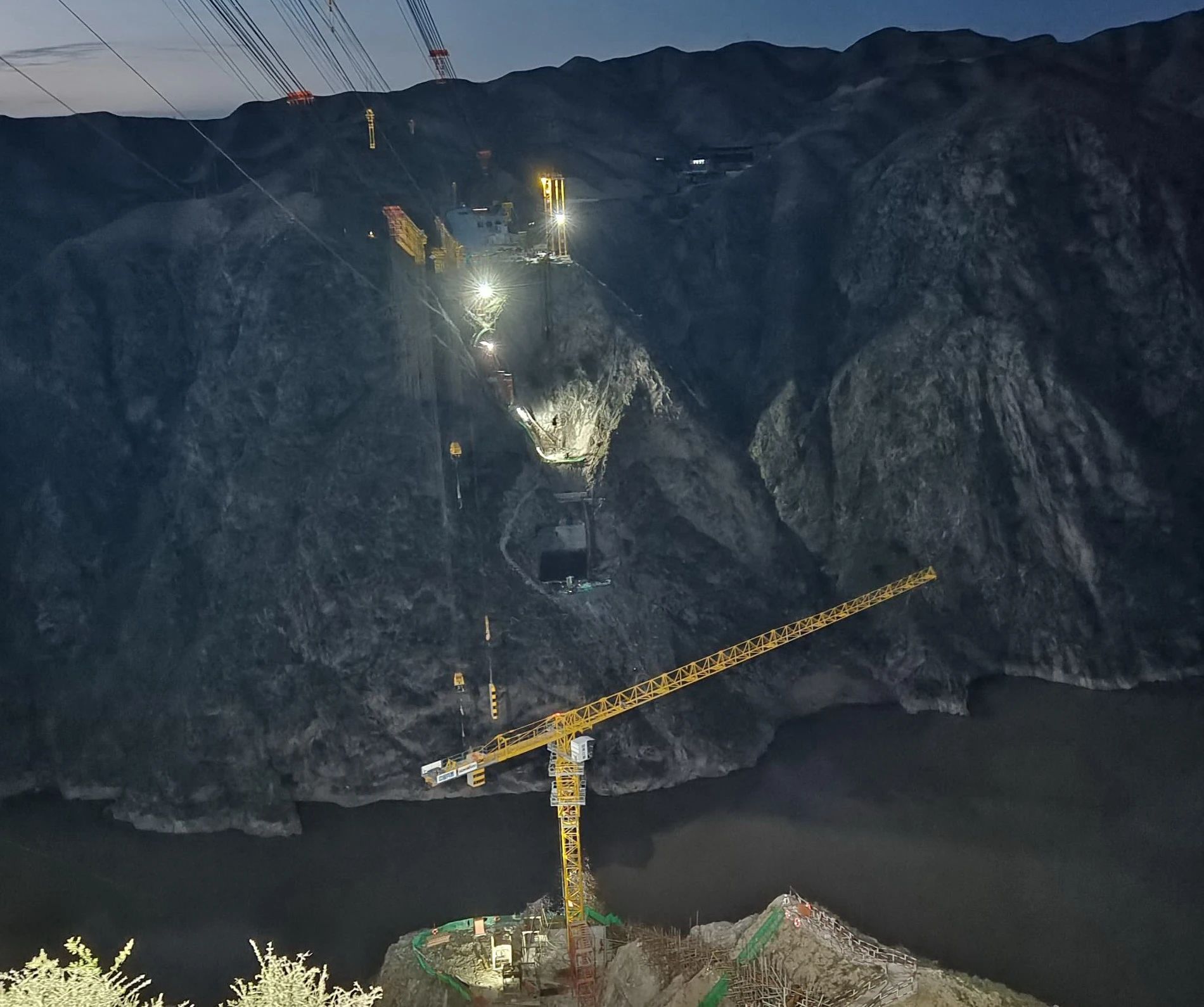 一桥通南北，群岭变坦途！尊龙凯时ag江麓塔机助建洮河大桥