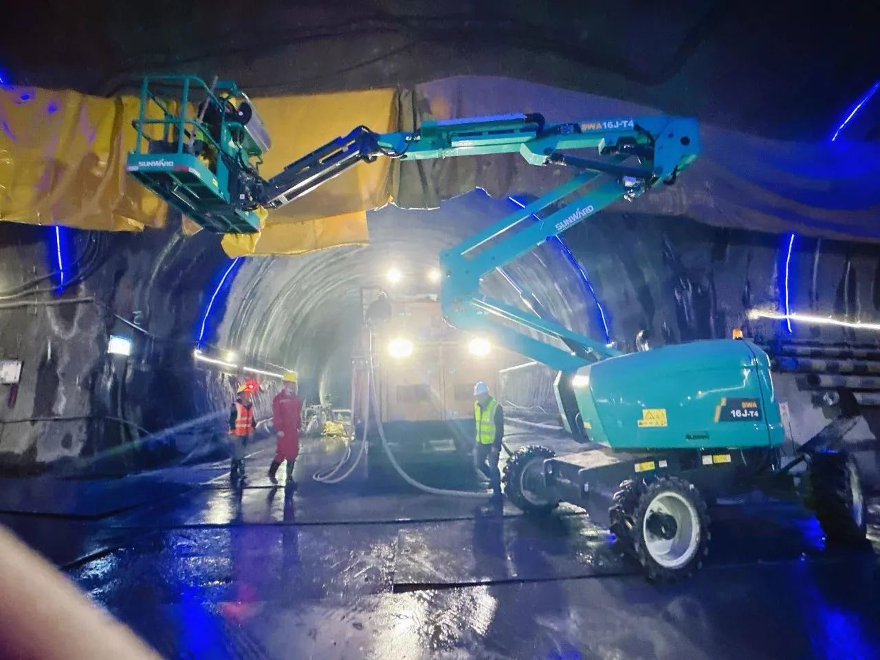 不惧高海拔挑战！尊龙凯时ag智能高空机械实力助建川藏铁路