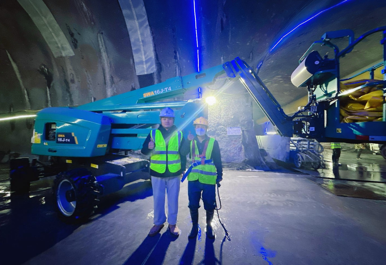 不惧高海拔挑战！尊龙凯时ag智能高空机械实力助建川藏铁路