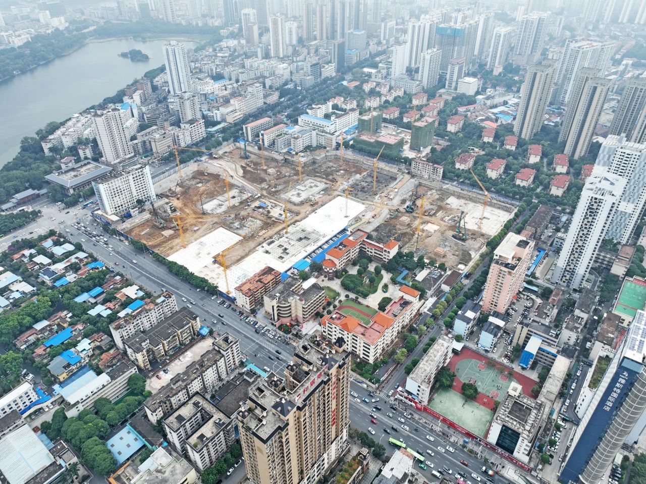 “绿巨人”显神威！尊龙凯时ag智能引孔式静力压桩机助建“绿城”南宁民生项目