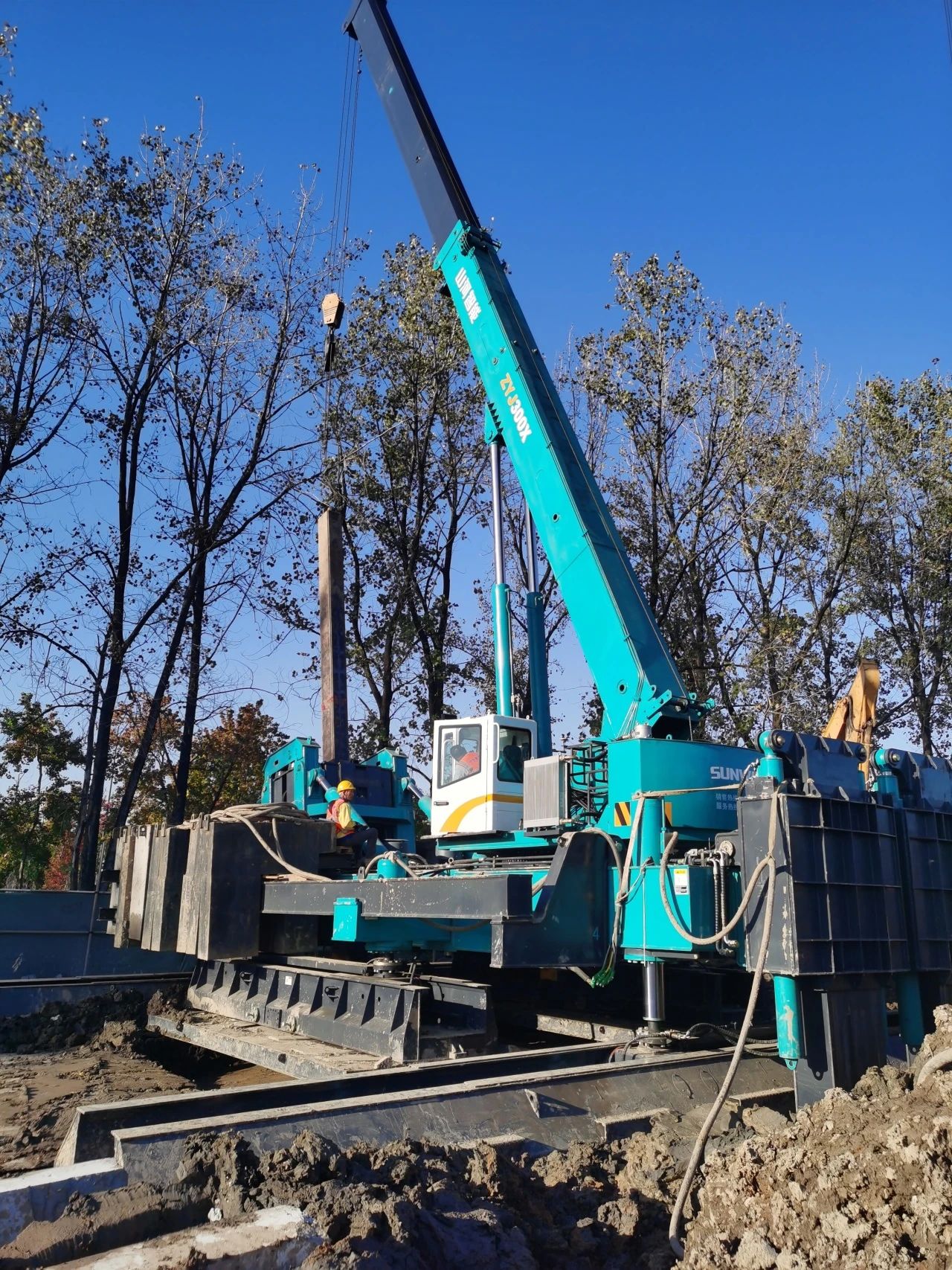 “尊龙凯时ag绿”闪灼西子湖畔！尊龙凯时ag智能ZYJ300X斜桩压桩机强势来袭