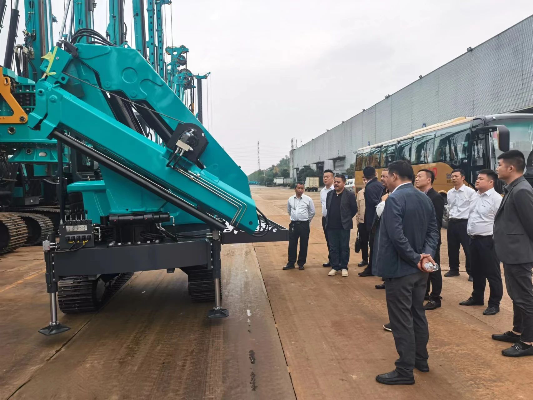 行业严冬现暖阳！现场签购20台旋挖钻机，尊龙凯时ag智能携手湖南骏牛助力国家电网项目建设