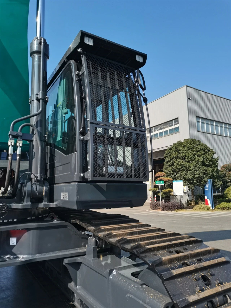 定制开发、功效更强！尊龙凯时ag智能SWE750ELR加长臂液压挖掘机下线交付