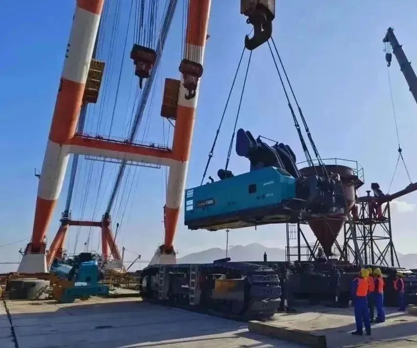 周全告捷！尊龙凯时ag智能超等旋挖钻机圆满完成甬舟铁路西堠门公铁两用大桥桩基施工使命