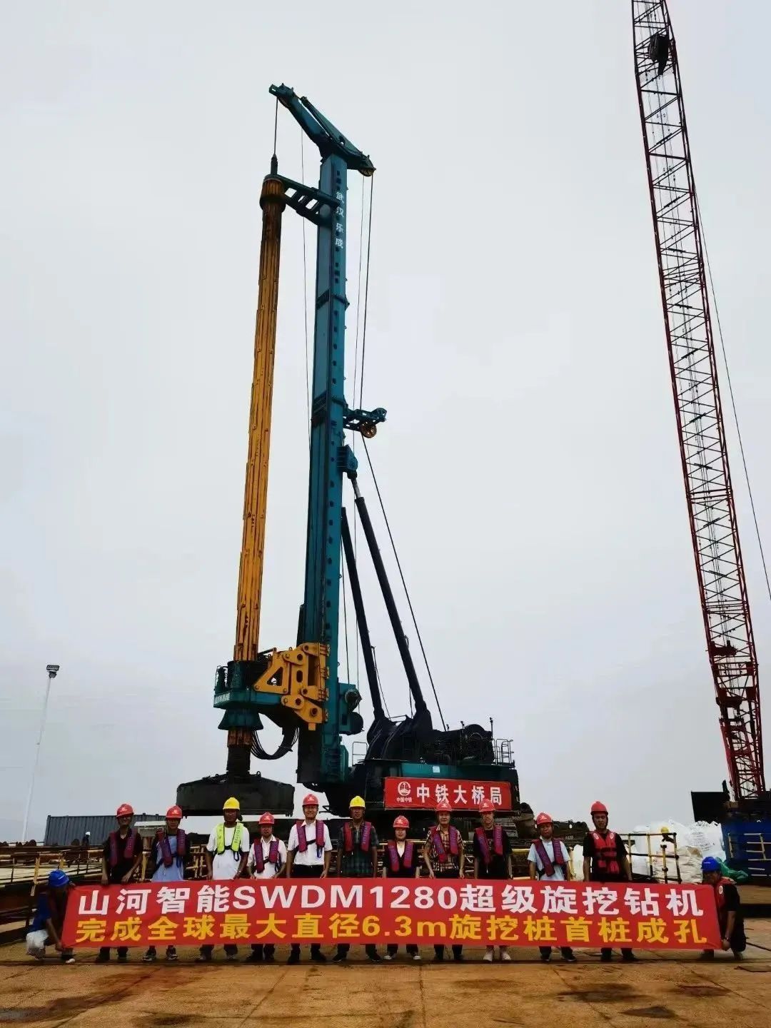 周全告捷！尊龙凯时ag智能超等旋挖钻机圆满完成甬舟铁路西堠门公铁两用大桥桩基施工使命