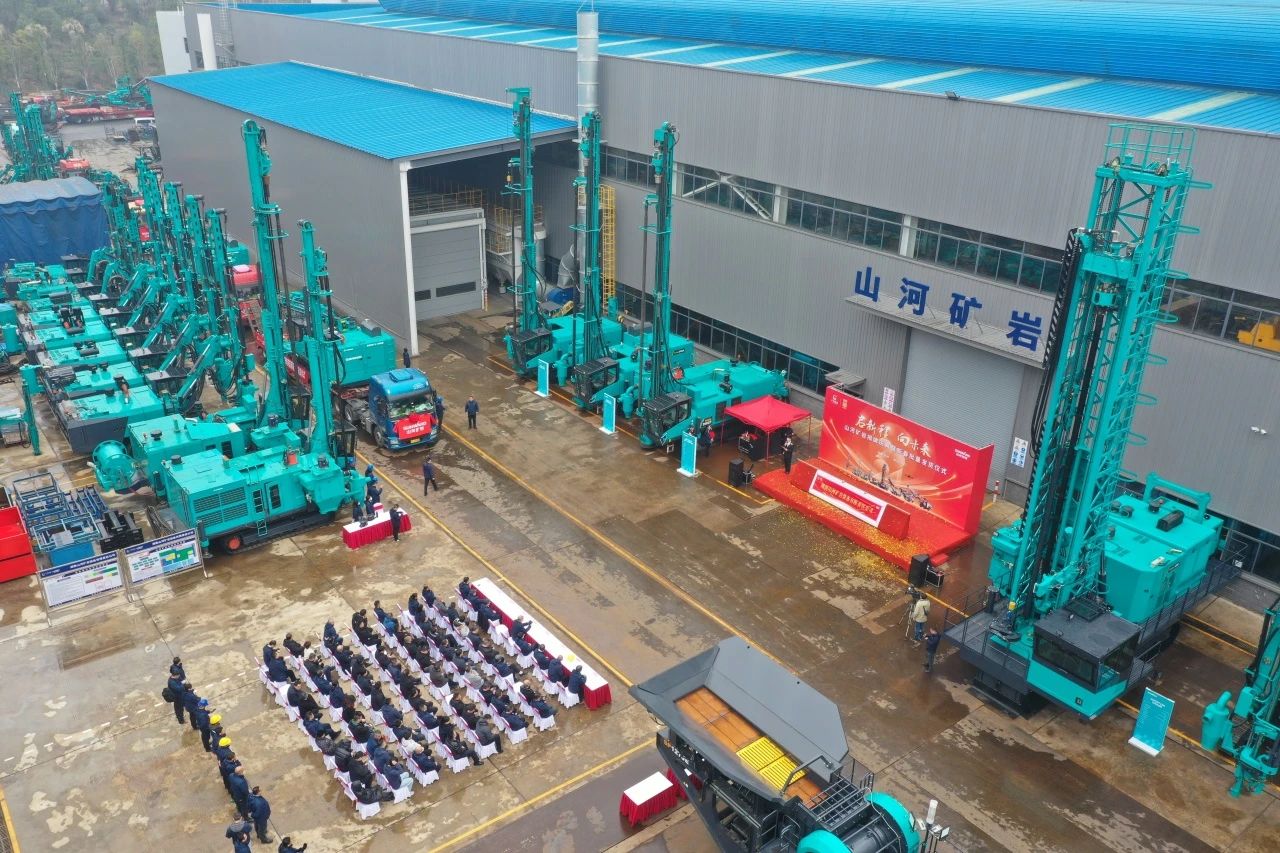 启新程，向未来！尊龙凯时ag矿岩揭牌庆典暨新春发货仪式圆满举行