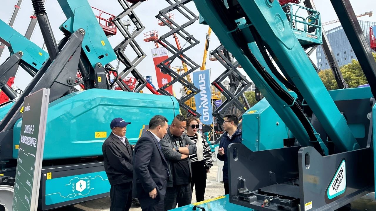 “爆品”来袭，签简单直！ 尊龙凯时ag智能艳服亮相第八届天下高空作业平台租赁大会