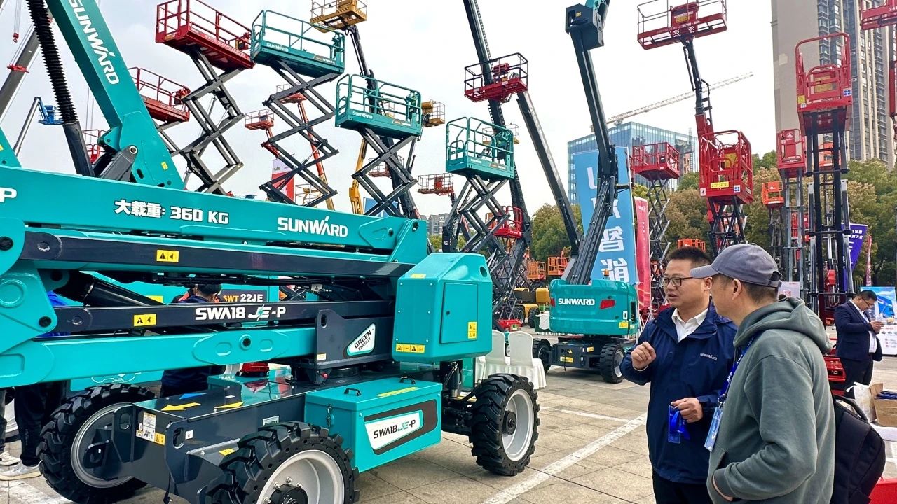 “爆品”来袭，签简单直！ 尊龙凯时ag智能艳服亮相第八届天下高空作业平台租赁大会