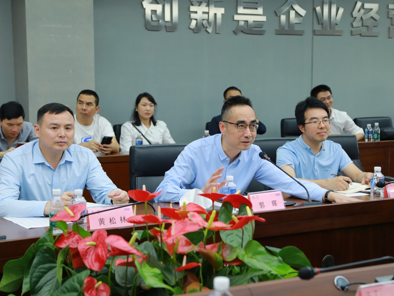 湘潭市工信局带队莅临尊龙凯时ag智能开展智能制造现场观摩交流活动