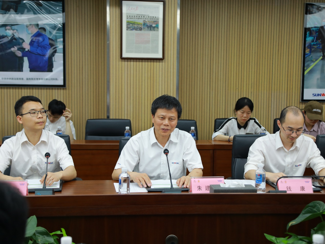 湘潭市工信局带队莅临尊龙凯时ag智能开展智能制造现场观摩交流活动