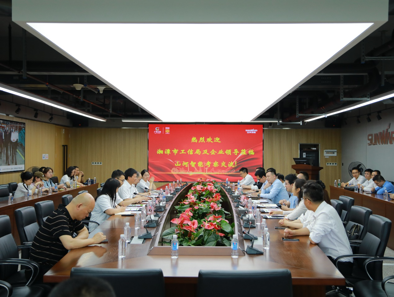 湘潭市工信局带队莅临尊龙凯时ag智能开展智能制造现场观摩交流活动