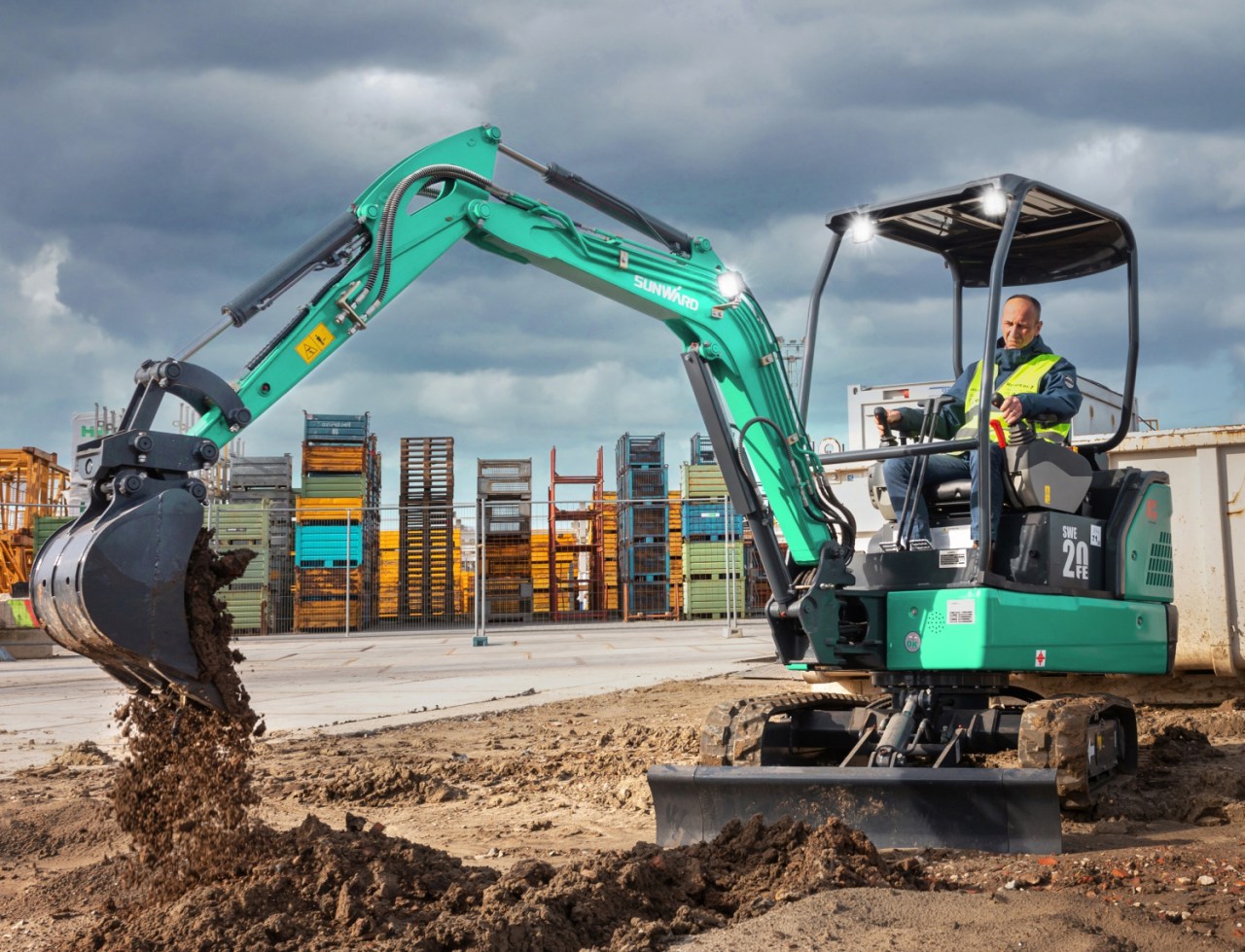向新而行！尊龙凯时ag智能电动挖掘机线上推介会乐成举行