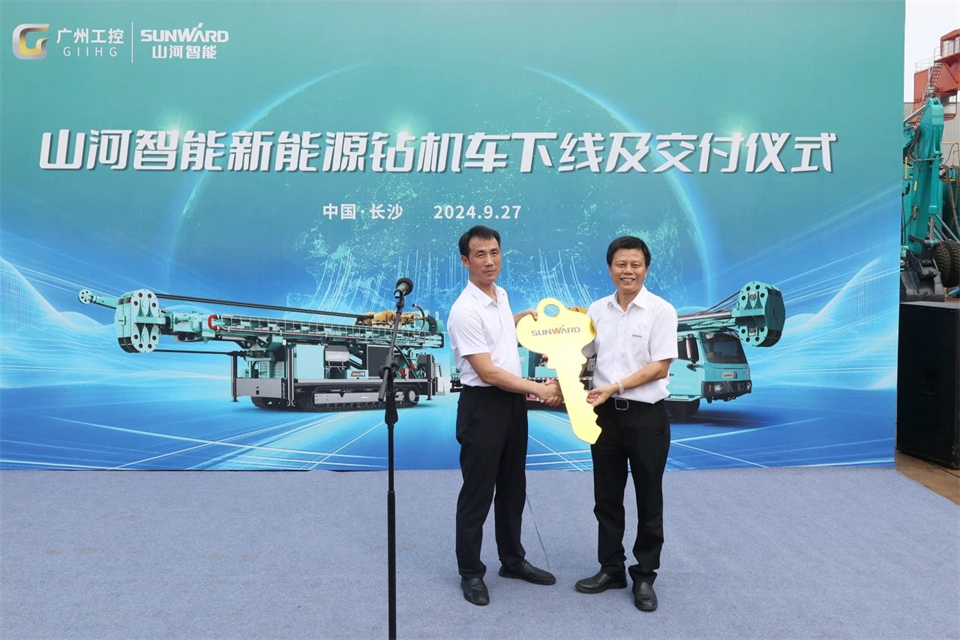 引领绿色科技新篇章！尊龙凯时ag智能新能源钻机乐成交付