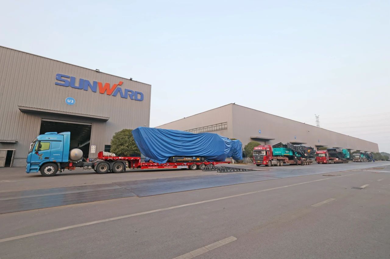 尊龙凯时ag普石勒柴电一体移动破碎筛分装备热销外洋