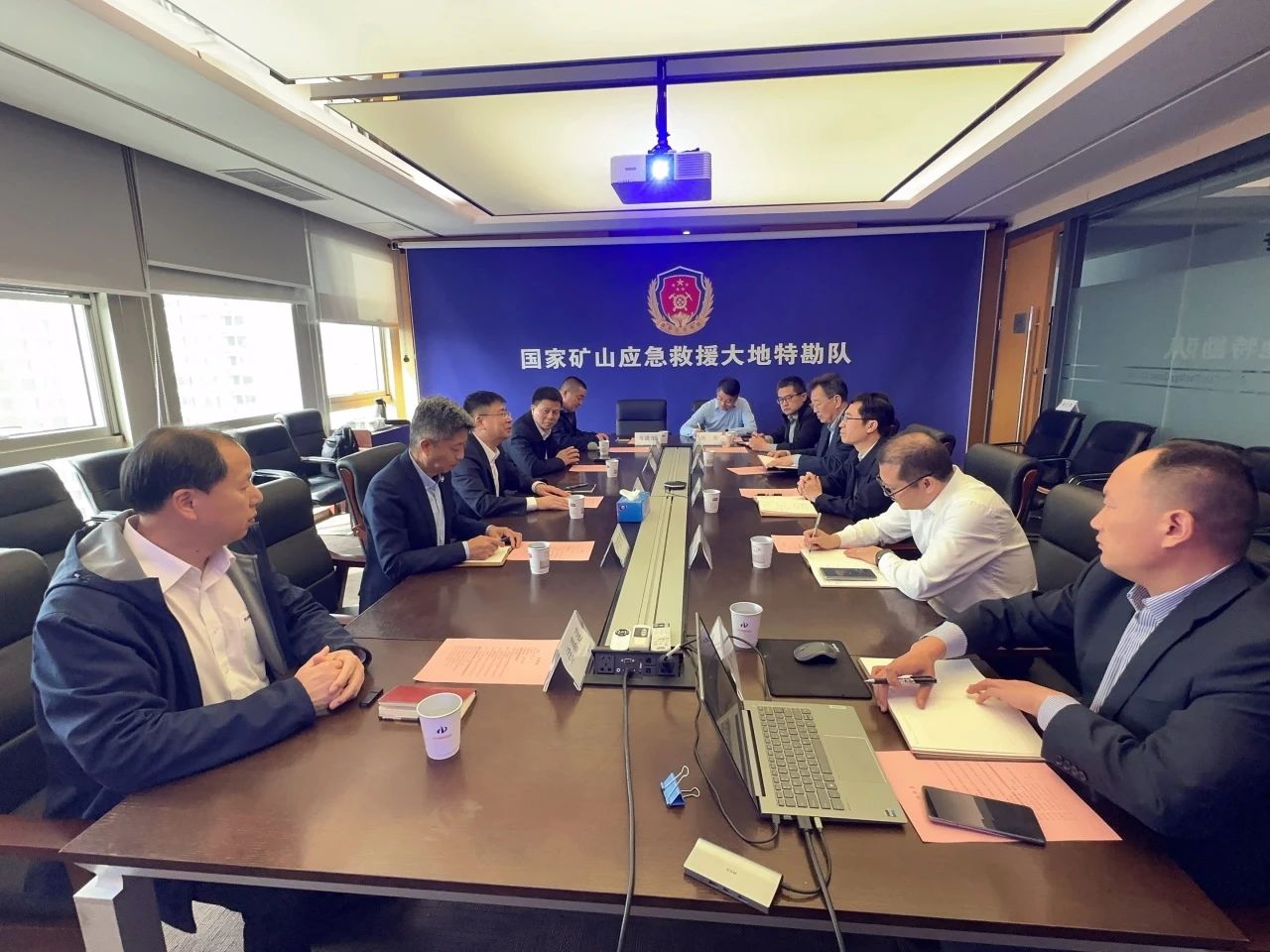 尊龙凯时ag智能董事长付向东带队造访中煤地质总局、大地特勘公司