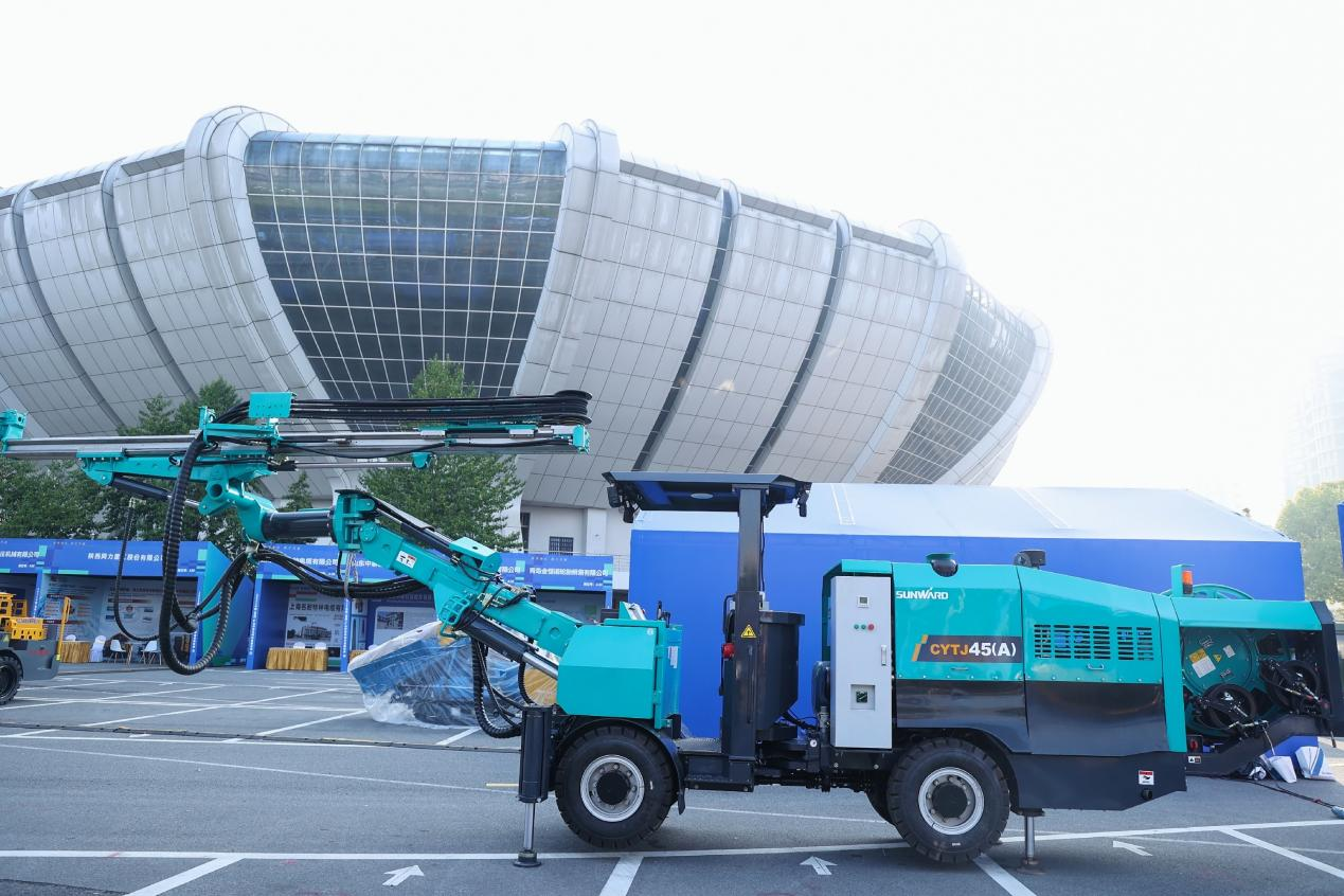 尊龙凯时ag矿岩携井下掘进台车亮相苍南矿山井巷机械展