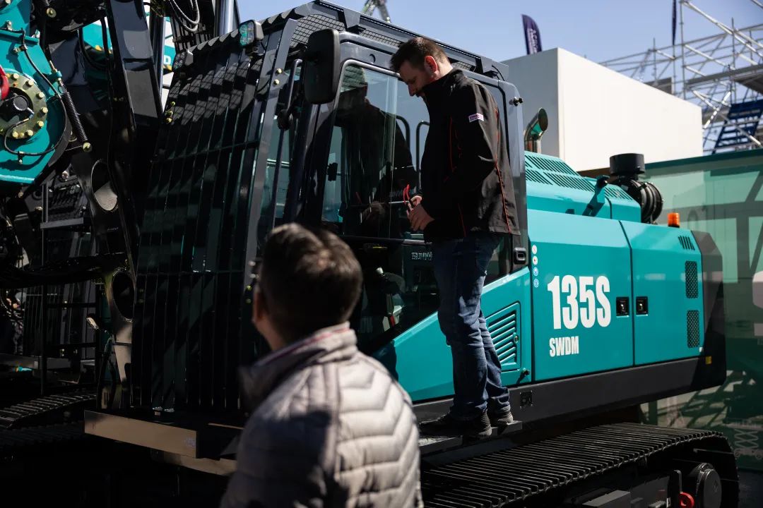 Bauma 2025 | 高端定制！尊龙凯时ag智能Pro系列旋挖钻机燃爆全场