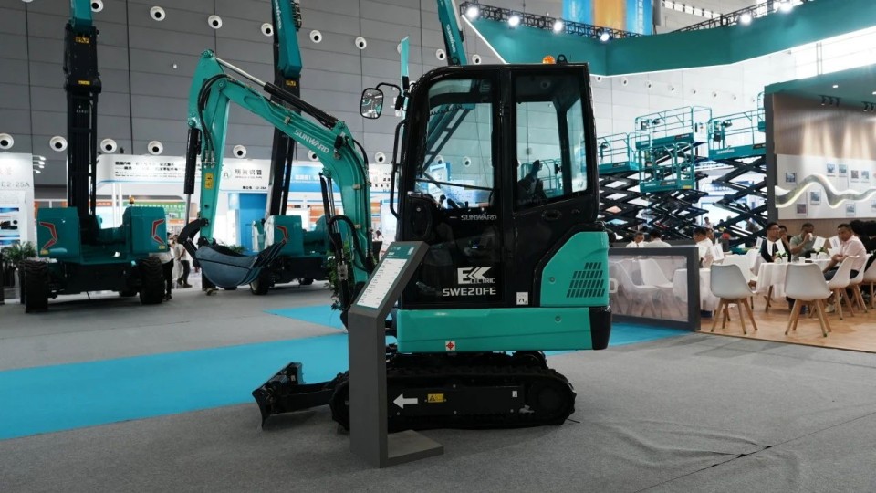 2025 CICEE | 从简单工具迈向多元化解决计划，尊龙凯时ag智能泛起非凡挖掘机风范