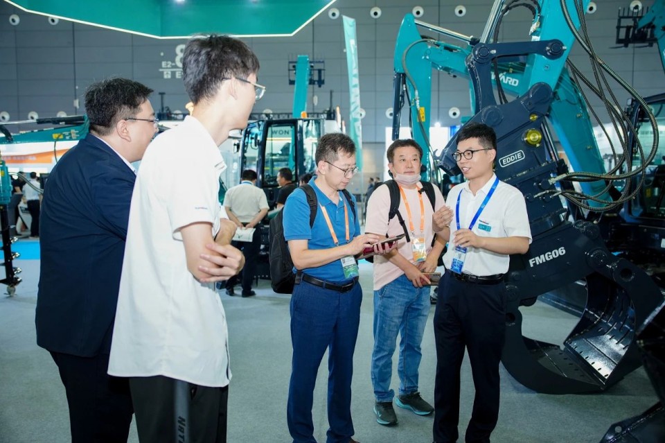 2025 CICEE | 从简单工具迈向多元化解决计划，尊龙凯时ag智能泛起非凡挖掘机风范