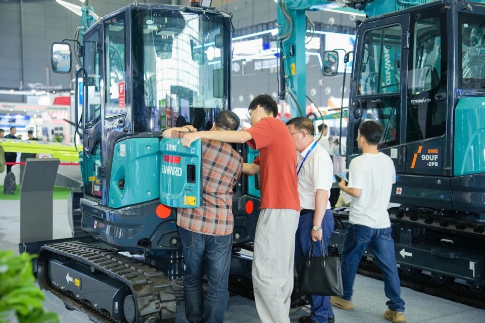 2025 CICEE | 从简单工具迈向多元化解决计划，尊龙凯时ag智能泛起非凡挖掘机风范