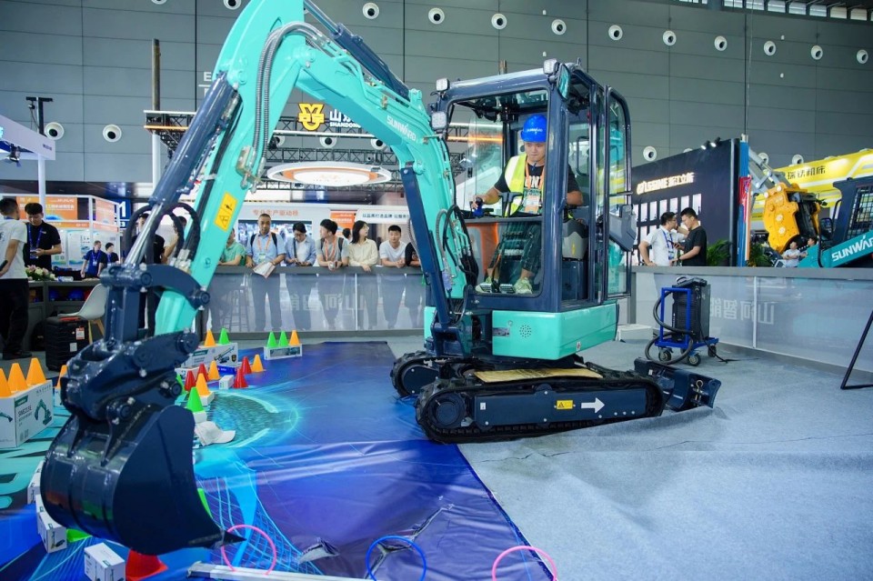 2025 CICEE | 从简单工具迈向多元化解决计划，尊龙凯时ag智能泛起非凡挖掘机风范