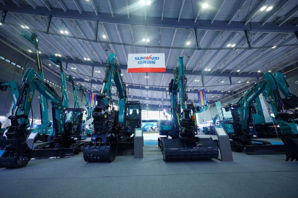 2025 CICEE | 从简单工具迈向多元化解决计划，尊龙凯时ag智能泛起非凡挖掘机风范