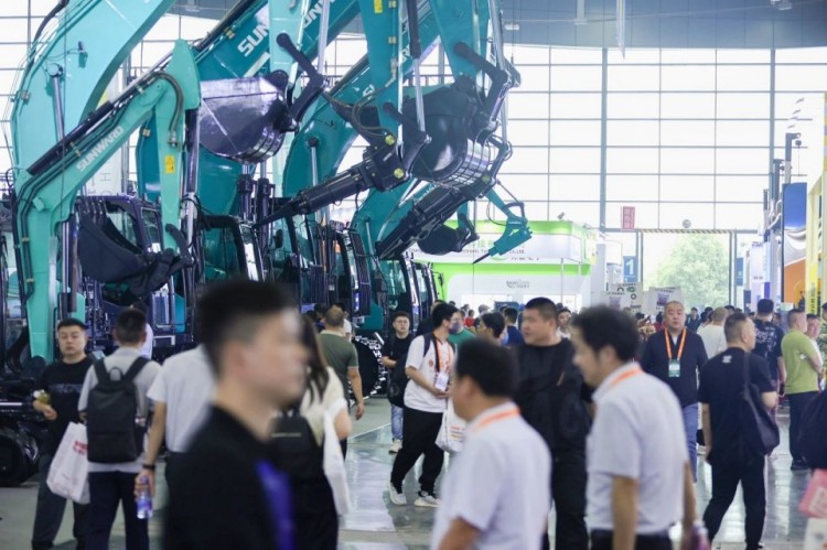 2025 CICEE | 打造极致精品化，尊龙凯时ag智能挖掘机“圈粉”长沙展