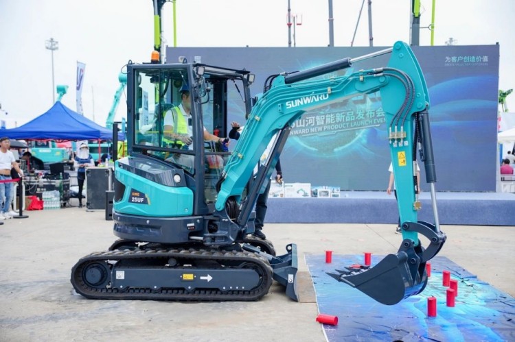 2025 CICEE | 打造极致精品化，尊龙凯时ag智能挖掘机“圈粉”长沙展
