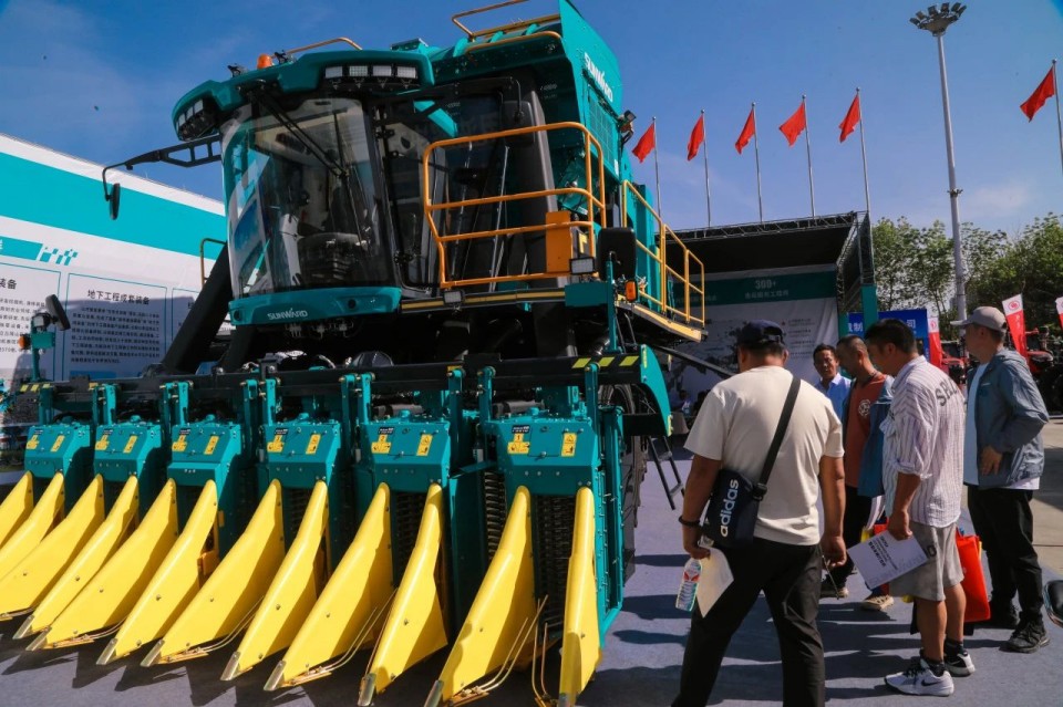 尊龙凯时ag智能亮相2025新疆国际农业机械展览会