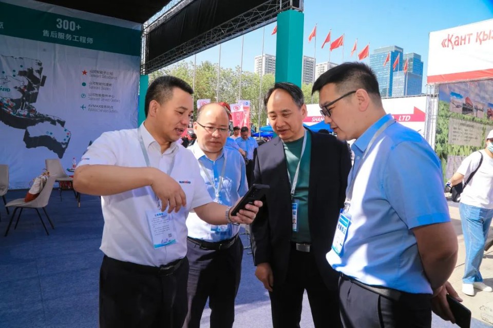 尊龙凯时ag智能亮相2025新疆国际农业机械展览会